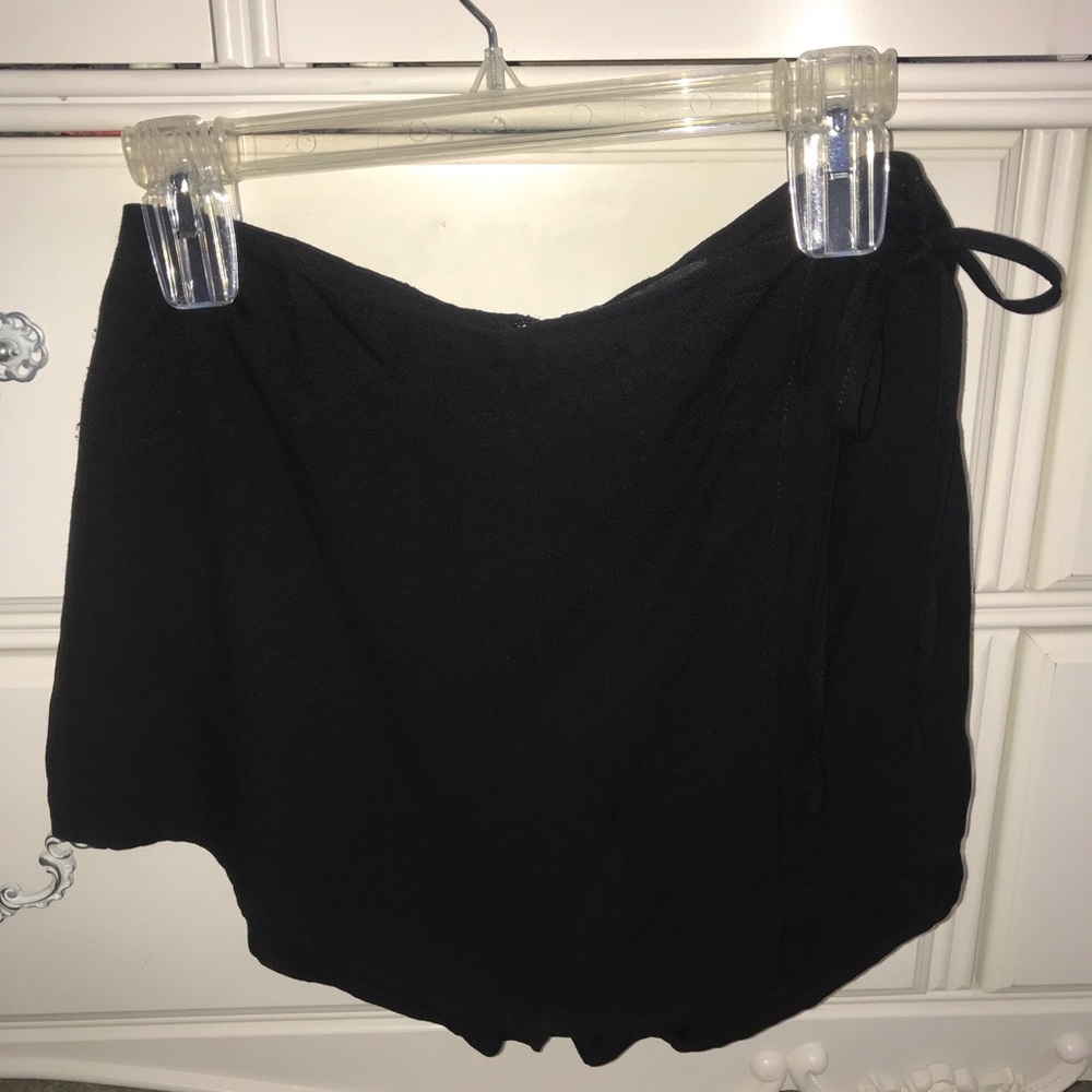 Kendall & Kylie black skort
